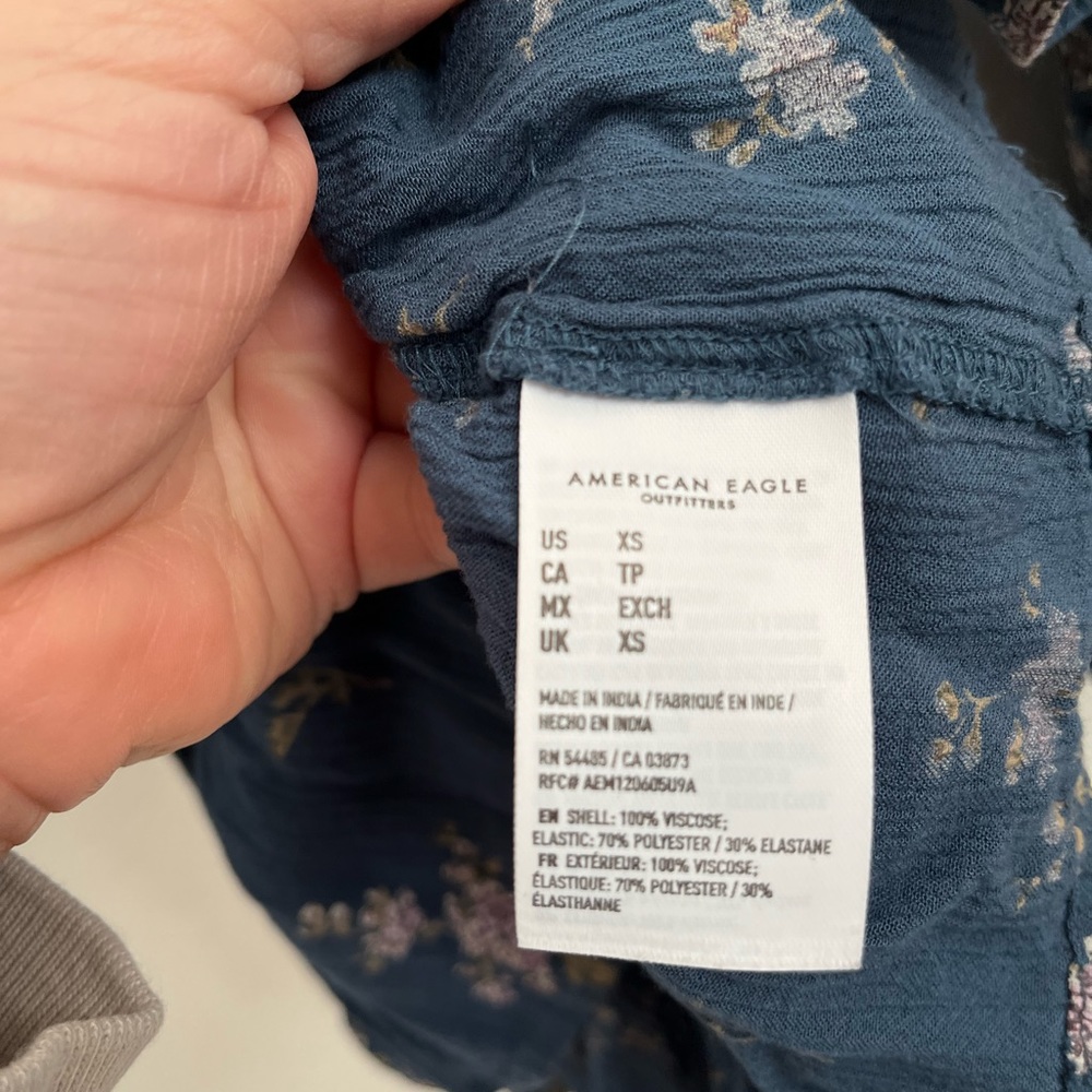 American Eagle XS Blue Floral Top - Picture 4 of 5